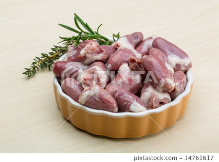 Raw chicken hearts 14761617
