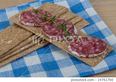 图库照片 crispbread with salami