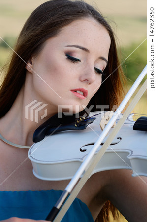Young woman playing violin 14762350