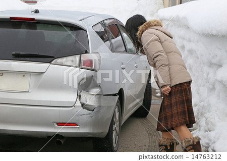 碰撞的汽車和車主 14763212