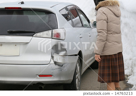 碰撞的汽車和車主 14763213