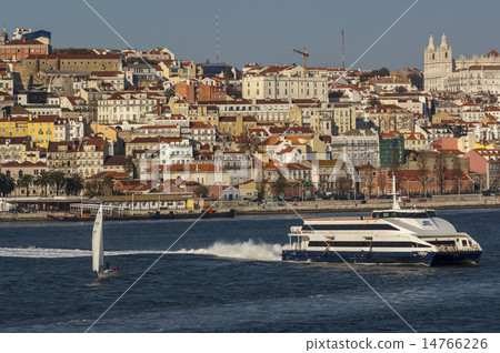 LISBON/PORTUGAL  Alfama from Tagus River 14766226