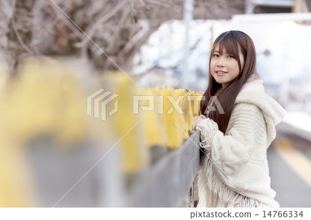 等待火車的一個少婦在無人駐地家 14766334