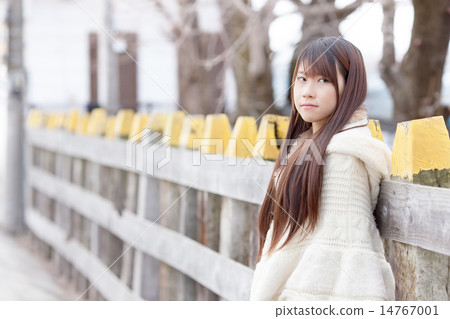 等待火車的一個少婦在無人駐地家 14767001