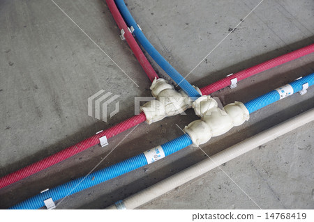熱水器的供水/排水管施工圖像材料 熱水器的供水/排水管施工圖像材料 14768419