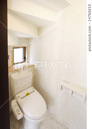 獨立式住宅的廁所建築實例安裝在樓梯下,以有效利用死角 獨立式住宅的廁所建築實例安裝在樓梯下,以有效利用死角 14768810