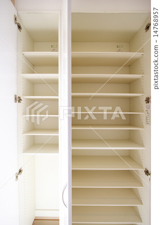 家庭型家用大型鞋盒打開門並顯示在裡面的圖案 14768957