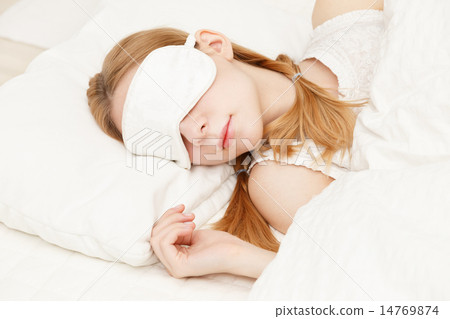 睡覺的年輕白人婦女 14769874