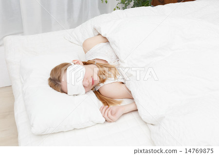 睡覺的年輕白人婦女 14769875