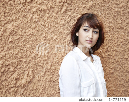 一個穿白襯衫的女人 14775259