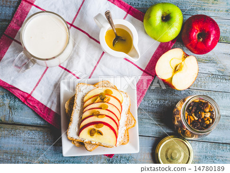 bran toast with cheese, apple and dried fruits 14780189