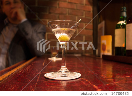 馬提尼。放鬆在酒吧櫃檯的商人 14780485