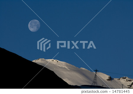 雪山和月亮 14781445