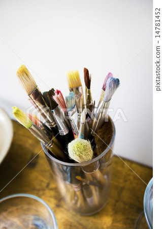 A paintbrush 14781452