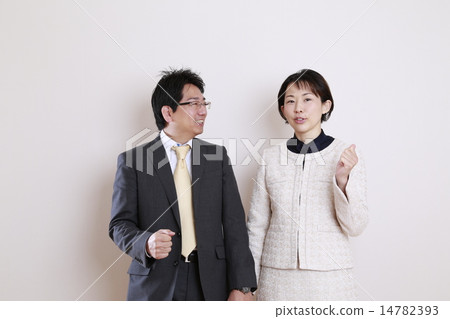 一個朋友和一對三十多歲的夫妻 一個朋友和一對三十多歲的夫妻 14782393