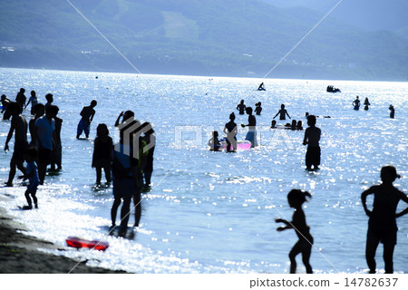 海水浴客户的剪影 图库照片