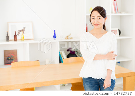 放鬆在客廳的婦女 14782757
