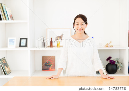 放鬆在客廳的婦女 放鬆在客廳的婦女 14782758