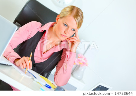 Business woman sitting at office desk and thinking 14788644