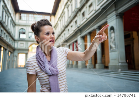 Young woman pointing near uffizi gallery in florence, italy Young woman pointing near uffizi gallery in florence, italy 14790741