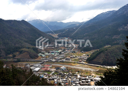 從武田城看到的朝山市和山山町的武田地區 14802104