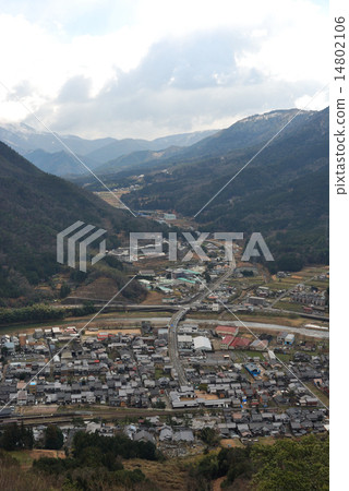 從武田城看到的朝山市和山山町的武田地區 14802106