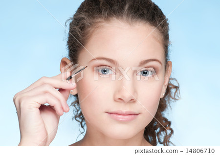 Young beautiful girl doing make-up by brush Young beautiful girl doing make-up by brush 14806710
