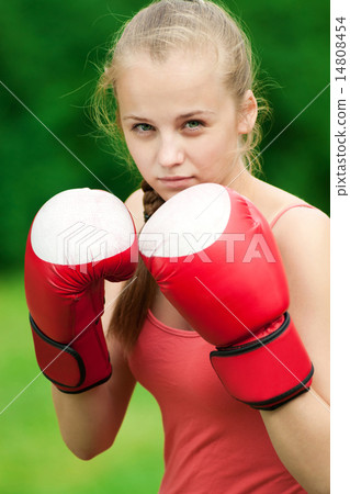 Yyoung boxer woman at green park Yyoung boxer woman at green park 14808454