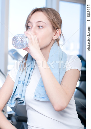 woman at the gym drinking water woman at the gym drinking water 14808455