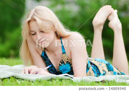 Beautiful young woman read book Beautiful young woman read book 14809340