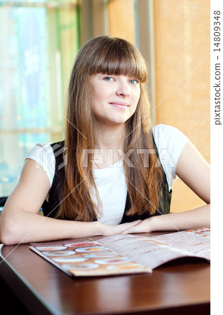 A young woman in a cafe 14809348