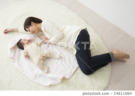 睡得好的嬰兒和母親 14811064