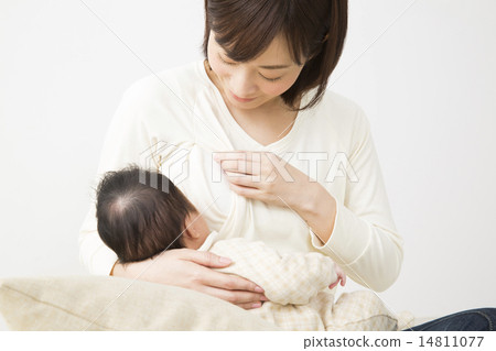 媽媽抱著一個嬰兒 媽媽抱著一個嬰兒 14811077