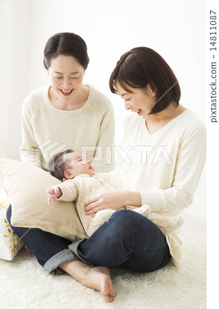 寶貝,媽媽和奶奶 寶貝,媽媽和奶奶 14811087