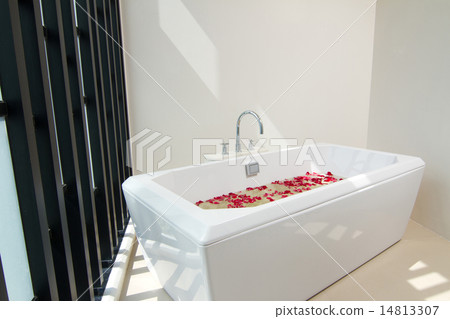 bath tub with water and flowers bath tub with water and flowers 14813307