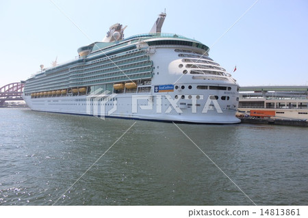 Luxury cruise ship Mariner of the seeds Luxury cruise ship Mariner of the seeds 14813861