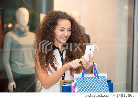 beautiful young woman goes shopping 14813865