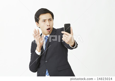 拿著智能手機的一個驚奇的商人 拿著智能手機的一個驚奇的商人 14815014