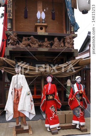 Kimono dolls set in a mountain car Kimono dolls set in a mountain car 14815253