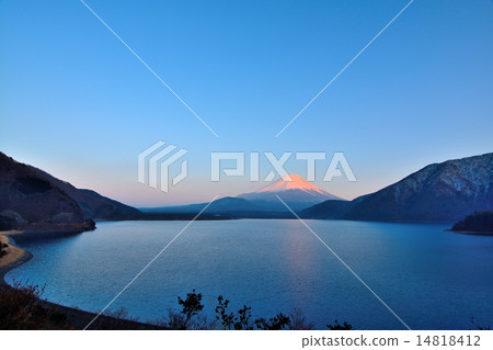 本栖湖和富士山 14818412