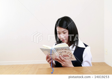 Girls reading journal junior high school students 14819253