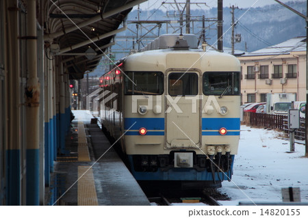 北陸本線413系列（直江站） 14820155