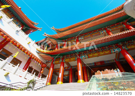 China temple and many people prayed the god  14823570