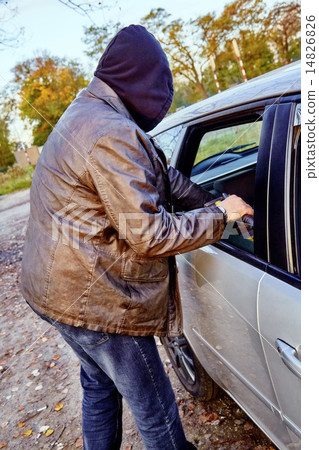 Hooligan breaking into car 14826826