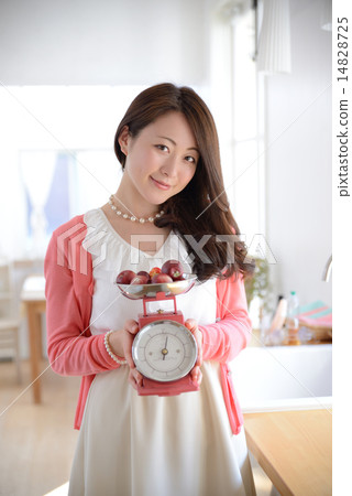 有廚房的一名婦女 有廚房的一名婦女 14828725
