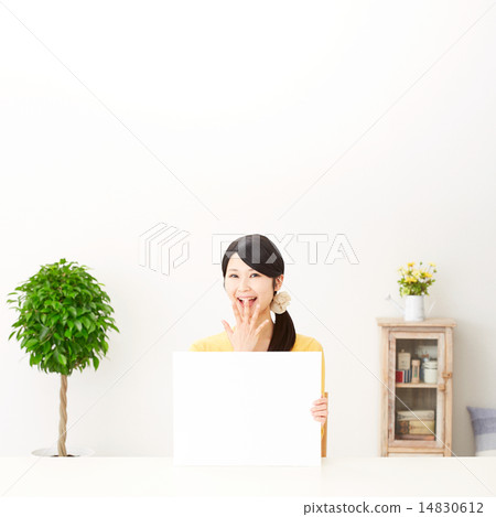 一個女人穿著留言板 14830612