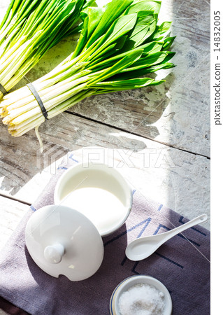 Ramson with sour cream and salt to the light board 14832005