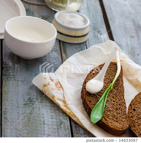 Ramson with rye bread and sour cream with salt Ramson with rye bread and sour cream with salt 14833097