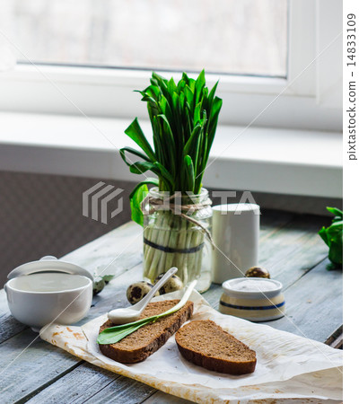 Ramson with rye bread and sour cream with salt 14833109