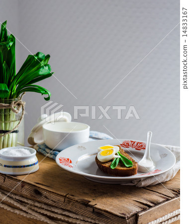 bread with wild garlic, sour cream and quail eggs 14833167